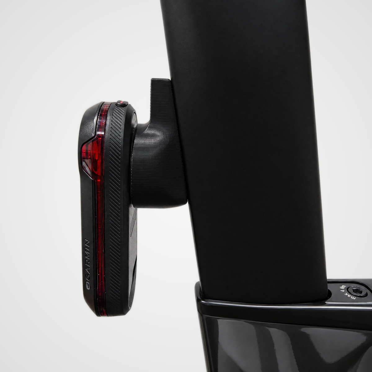 Garmin Varia radar on the Draaft Canyon Speedmax SP0048 seat post mount, side view